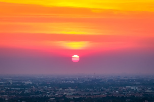 pôr do sol acima da paisagem da cidade