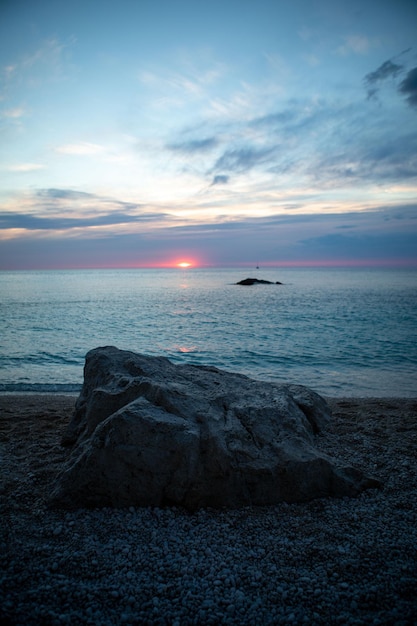 Pôr do sol acima da praia da grécia porto katsiki