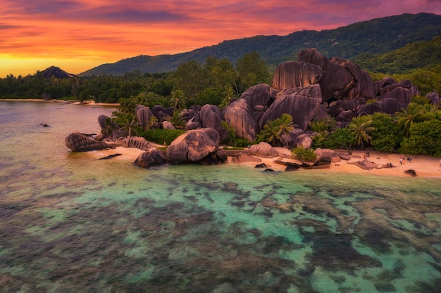 Pôr do sol acima da praia de anse source dargent na ilha la digue seychelles