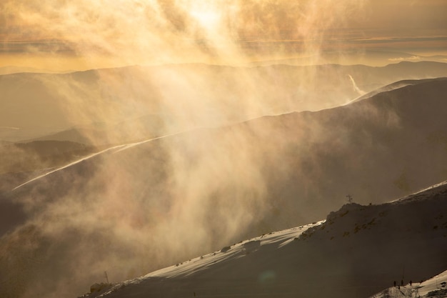 Pôr do sol acima das montanhas tatras da eslováquia