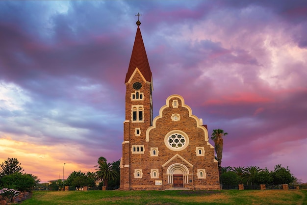 Pôr do sol acima de Christchurch, uma histórica igreja luterana em Windhoek Namíbia