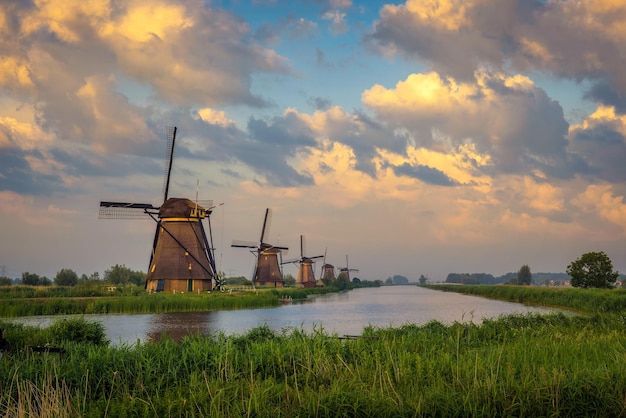 Pôr do sol acima de moinhos de vento históricos em kinderdijk holanda