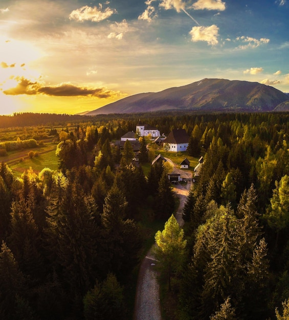 Pôr do sol acima de uma pequena vila localizada nas montanhas High Tatra