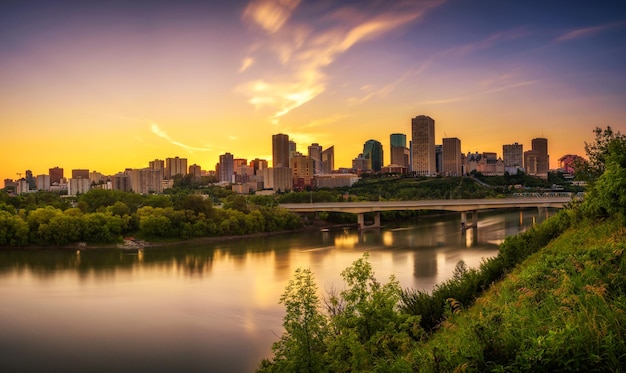 Pôr do sol acima do centro de Edmonton e do rio Saskatchewan, Canadá