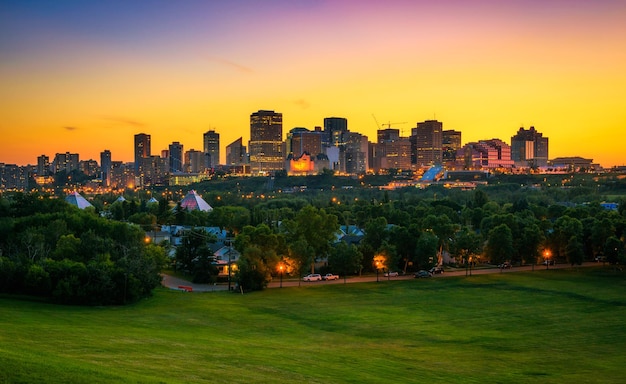 Pôr do sol acima do centro de Edmonton no Canadá de Gallagher Park