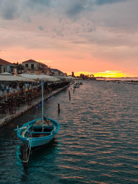 Pôr do sol acima do espaço de cópia de tempo nublado de lefkada