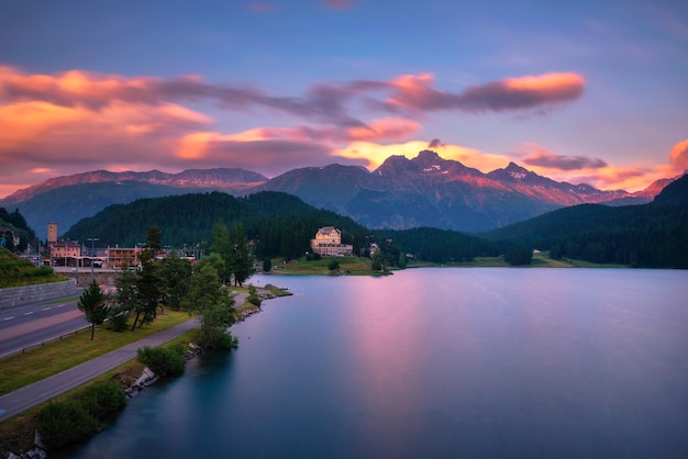 Pôr do sol acima do lago st moritzersee com alpes suíços e um hotel de montanha