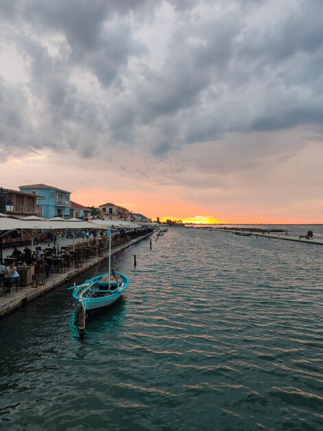 Pôr do sol acima do tempo nublado lefkada