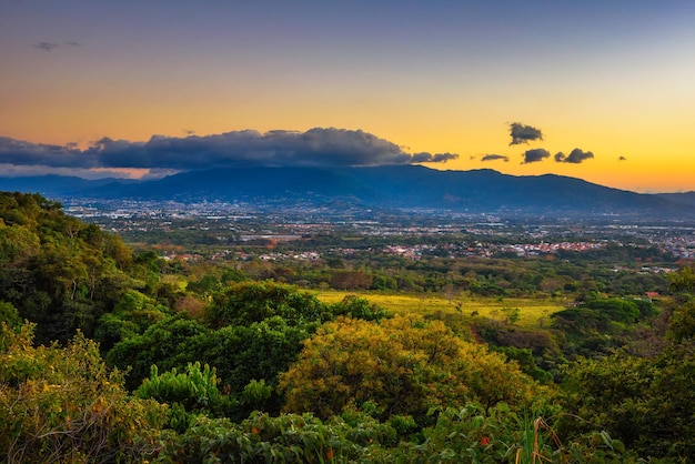 Pôr do sol acima do Vale Central de San Jose na Costa Rica