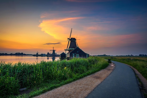 Pôr do sol acima dos moinhos de vento históricos de Zaanse Schans na Holanda