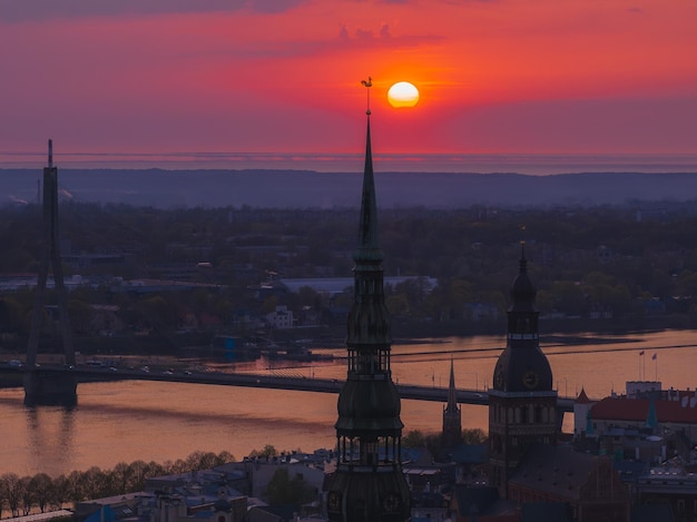 Pôr-do-sol aéreo mágico sobre a cidade velha de Riga, a capital da Letónia