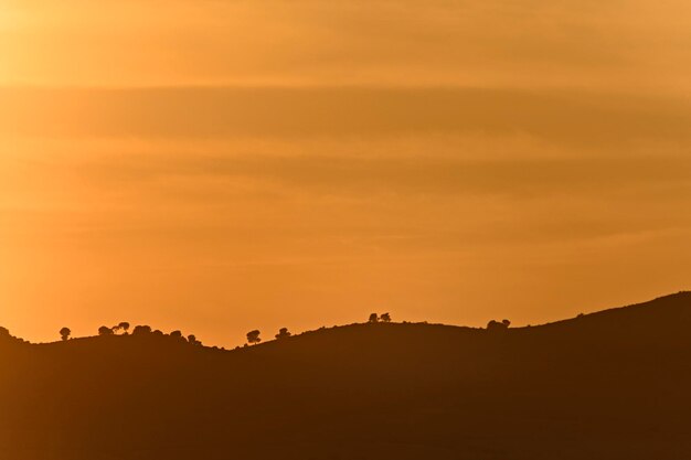 Pôr do sol alaranjado sobre as montanhas de granada