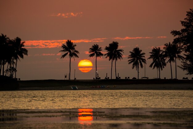 Pôr do sol além do mar