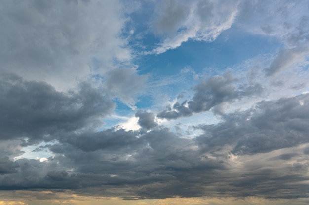 Pôr do sol ardente, nuvens coloridas no céu