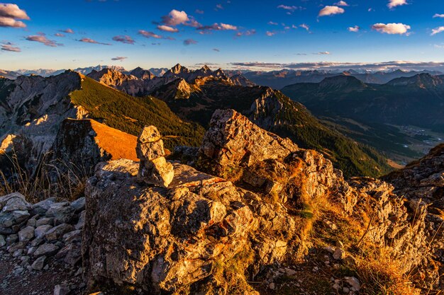 Pôr do sol atmosférico nas montanhas do vale de Tannheim, na Áustria.