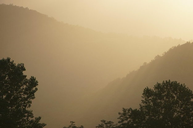 Pôr do sol atrás das montanhas