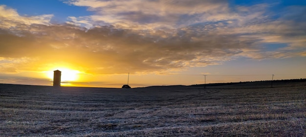 Pôr do sol atrás do prédio de um antigo transformador elétrico