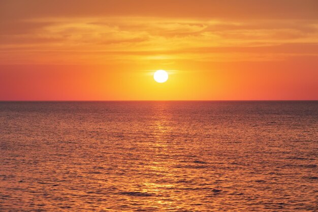 Foto pôr do sol brilhante sob a superfície do mar