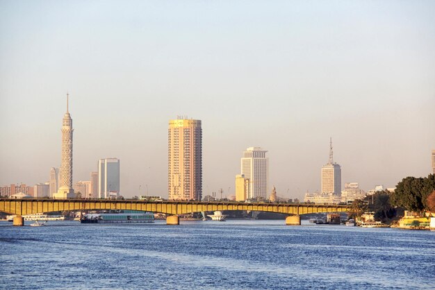 Pôr do sol Cairo da ponte do rio Nilo