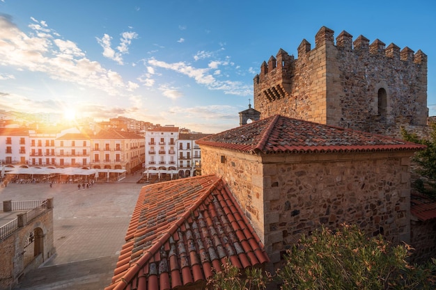 Pôr do sol cênico na cidade medieval de cáceres espanha