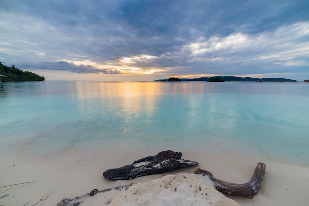 Por do sol cênico na praia, ilhas Togian, Indonésia