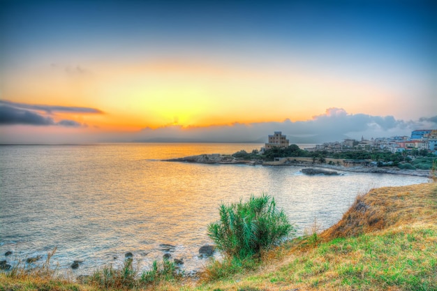 Pôr do sol cênico no litoral de Alghero hdr