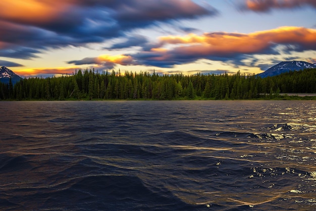 Pôr do sol cênico sobre um lago no Canadá