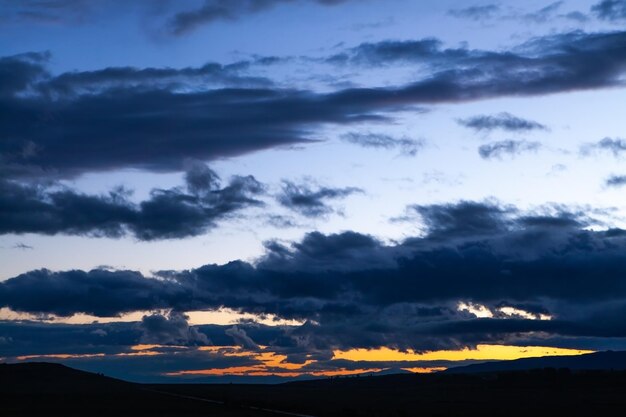 Pôr do sol céu nublado com o sol laranja