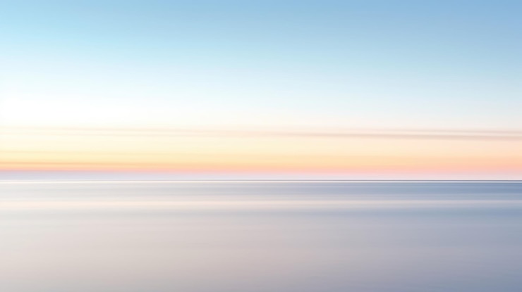 Foto por do sol claro do céu azul com horizonte no fundo calmo do mar do oceano pitoresco
