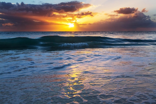 Pôr do sol colorido cênico na costa do mar. Bom para papel de parede ou imagem de fundo.