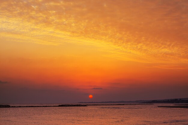 Pôr do sol colorido cênico na costa do mar.