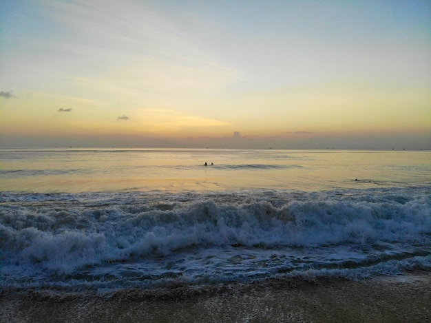 Pôr do sol colorido da praia do oceano de frente para o sol