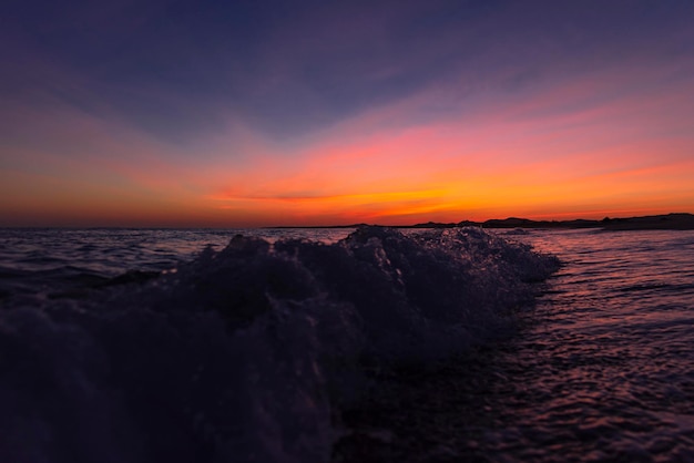 Foto pôr do sol colorido do mar nos primeiros minutos do nascer do sol