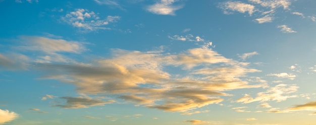 Pôr do sol colorido e nascer do sol com natureza de nuvens Muitas nuvens brancas no céu azul