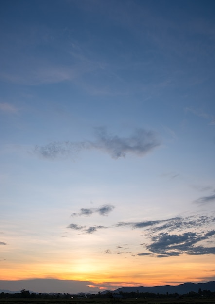 Pôr do sol colorido e nascer do sol com nuvens. Cor azul e laranja da natureza. Muitas nuvens brancas no céu azul. O tempo está claro hoje. Pôr do sol nas nuvens. O céu é crepúsculo.