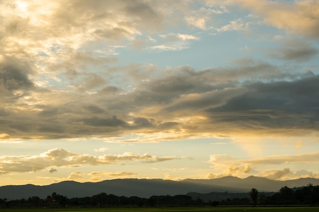 Pôr do sol colorido e nascer do sol com nuvens. Cor laranja da natureza. Muitas nuvens brancas no céu. O tempo está claro hoje. Pôr do sol nas nuvens. O céu está crepúsculo.