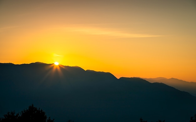 Foto pôr do sol colorido e sombrio em kathmandu