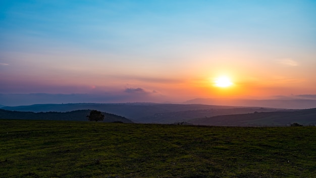 Pôr do sol colorido e vibrante