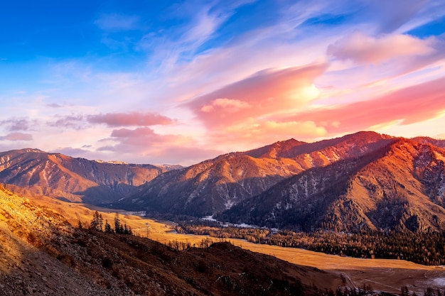 Pôr do sol colorido incrível nas montanhas de Altai, Rússia.