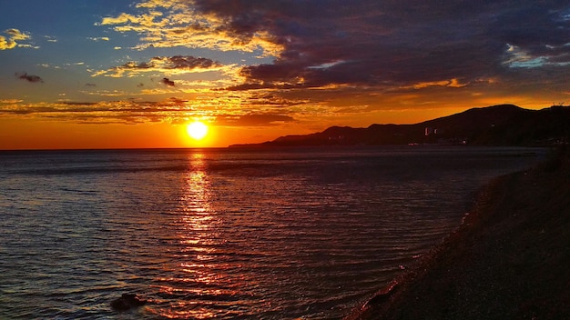 pôr do sol colorido na costa do mar