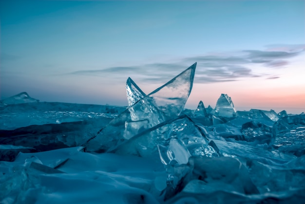 Pôr do sol colorido sobre o gelo cristalino do Lago Baikal. Sibéria, Rússia