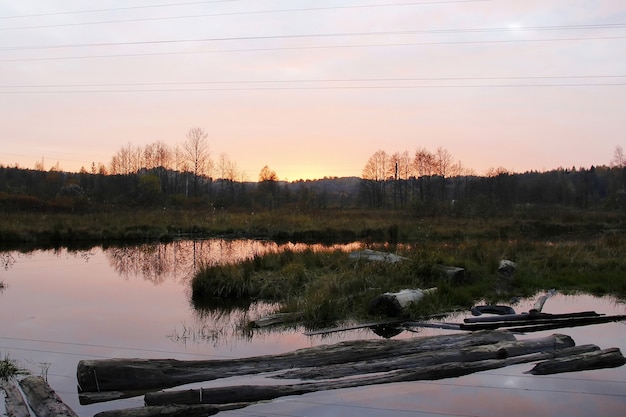 Pôr do sol colorido sobre o lago na floresta