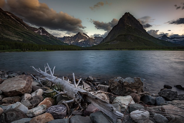 Por do sol colorido sobre o lago Swiftcurrent no parque nacional de geleira, Montana.