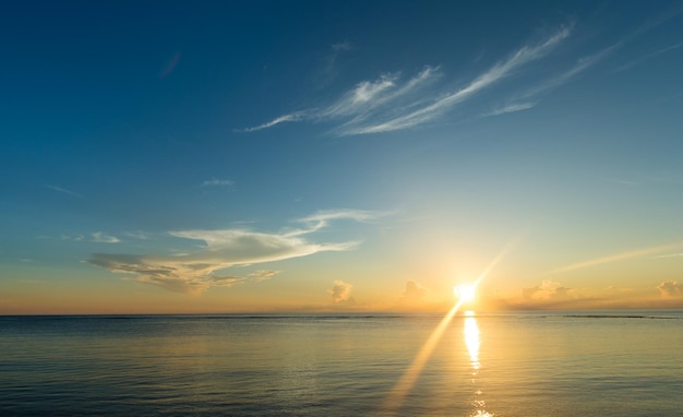 Pôr do sol colorido sobre o oceano em uma ilha tropical