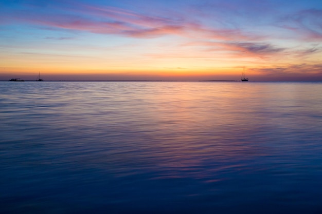 Pôr do sol colorido sobre o oceano em uma ilha tropical