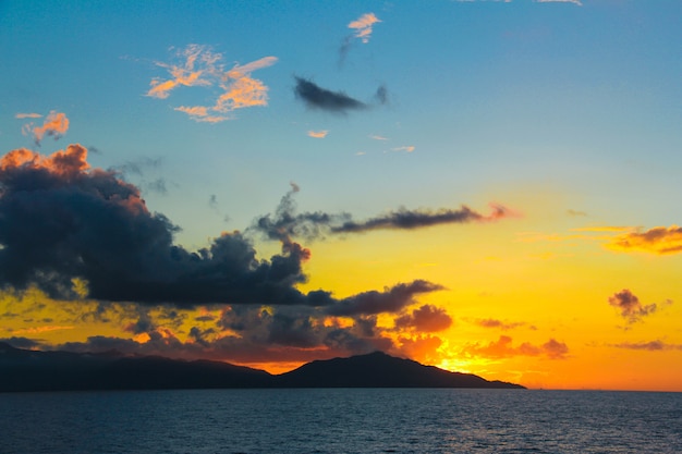 Por do sol colorido surpreendente na ilha exótica de seychelles