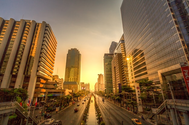 Pôr do sol com a cidade.