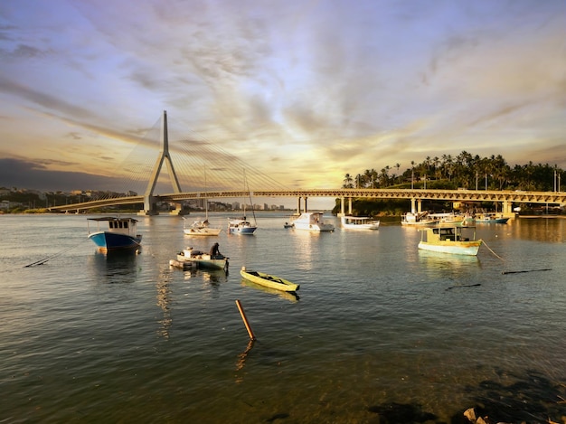 Pôr do sol com a ponte estaiada jorge amado ao fundo em ilhéus bahia brasil