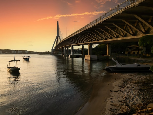 Pôr do sol com a ponte estaiada Jorge Amado ao fundo em Ilhéus Bahia Brasil