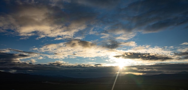 Pôr do sol com lindo céu azul